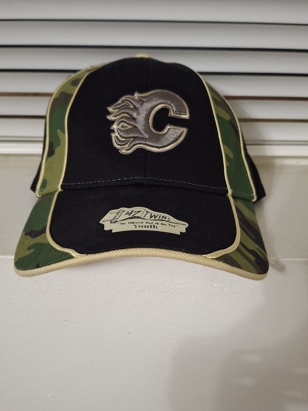 Vintage Calgary Flames NHL '47 Twins Youth Camo Strapback Hat